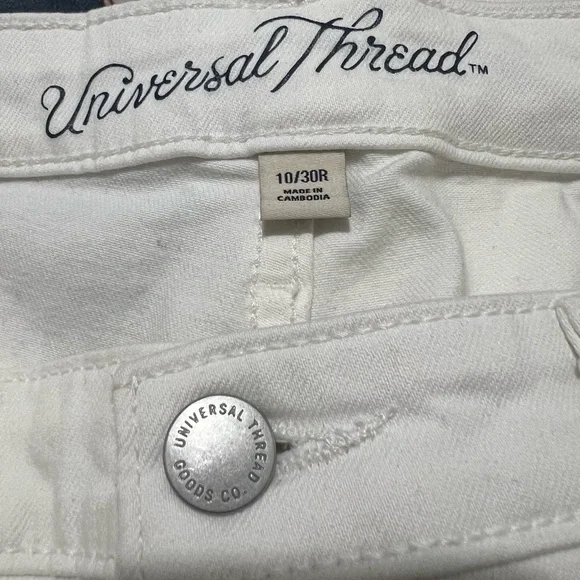 Universal Thread Distressed Jeans - Picture 3 of 5